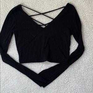 Cropped long sleeve with cross design in the back